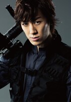 青柳塁斗扮するRYO。