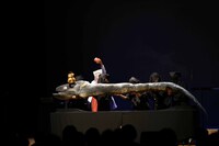 ザ・プーチンズワンマン公演「ぷ道館」より。ウナギのオブジェに乗るさる太郎。