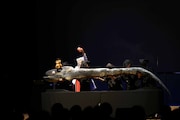 ザ・プーチンズワンマン公演「ぷ道館」より。ウナギのオブジェに乗るさる太郎。