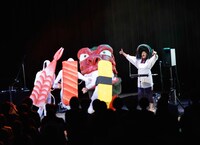 ザ・プーチンズワンマン公演「ぷ道館」より。獅子舞いと寿司たち。