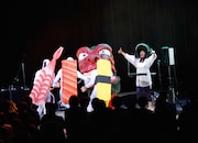 ザ・プーチンズワンマン公演「ぷ道館」より。獅子舞いと寿司たち。