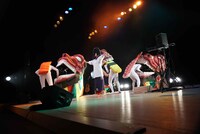 ザ・プーチンズワンマン公演「ぷ道館」より。獅子舞いに食われる寿司たち。