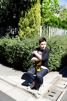 「舞台男子」第3回の撮影に臨んだ、神永圭佑。撮影中は変顔や、愉快なポーズを続々披露。（撮影：江藤はんな）