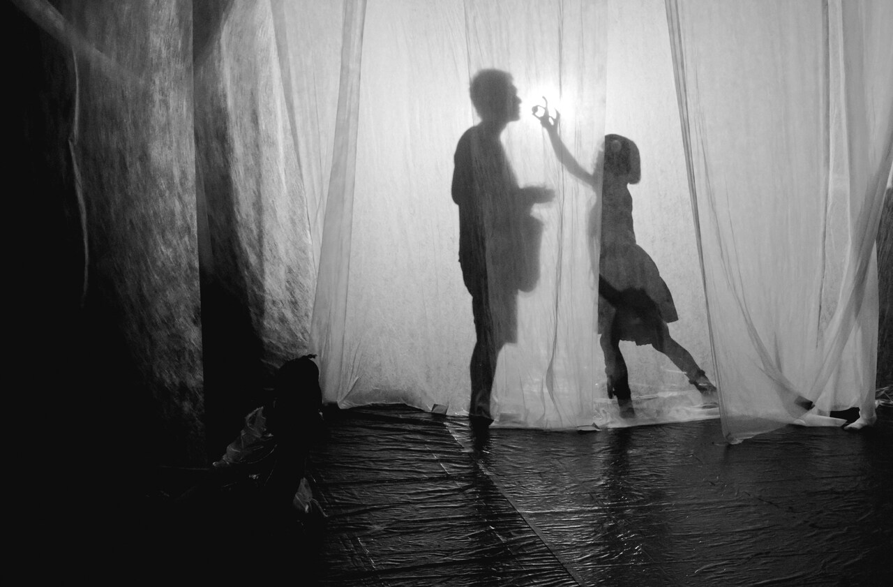 サンプル、滞在型ワークショップで劇団員らと農作業