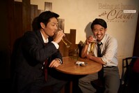 「Lecture-Spectacle『Being at home with Claude ～クロードと一緒に～』」サブビジュアルより、左から伊達暁、鈴木ハルニ。