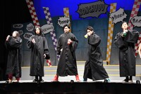 昆虫パワーを得るべく、眠りにつく準備をする若者たち。