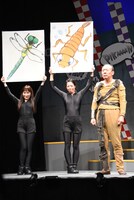 中年になってしまった経緯を語るモト冬樹演じる時羽奏（右）。