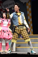 伊勢大貴演じる多安島ハルオ（右）。