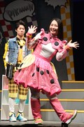 須藤茉麻演じる桜田ファミリア明日香（右）。