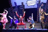 「昆虫戦士コンチュウジャー」ゲネプロより。左から須藤茉麻演じる桜田ファミリア明日香、斉藤秀翼演じるエッフェル・トーマス、馬場良馬演じる万里チョウジ、伊勢大貴演じる多安島ハルオ、モト冬樹演じる時羽奏。