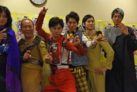 「昆虫戦士コンチュウジャー」囲み取材の様子。