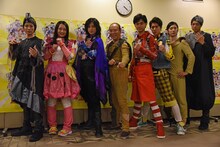 「昆虫戦士コンチュウジャー」囲み取材の様子。左から安川純平、須藤茉麻、斉藤秀翼、モト冬樹、馬場良馬、山本一慶、小坂涼太郎。