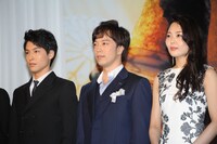左から海宝直人、飯田達郎、岡村美南。