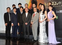 劇団四季「ノートルダムの鐘」製作発表より、上段左から清水大星、佐久間仁、野中万寿夫、芝清道、阿部よしつぐ、吉賀陶馬ワイス。下段左から田中彰孝、飯田達郎、海宝直人、ディズニーシアトリカルプロダクションのフェリペ・ガンバ氏、劇団四季の吉田智誉樹代表取締役社長、岡村美南、宮田愛。