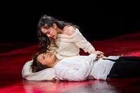 「あわれ彼女は娼婦」より。（撮影：谷古宇正彦）