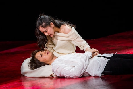 「あわれ彼女は娼婦」より。（撮影：谷古宇正彦）