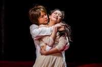 「あわれ彼女は娼婦」より。（撮影：谷古宇正彦）