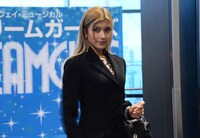 ブロードウェイ・ミュージカル「ドリームガールズ」初日公演に駆けつけたローラ。