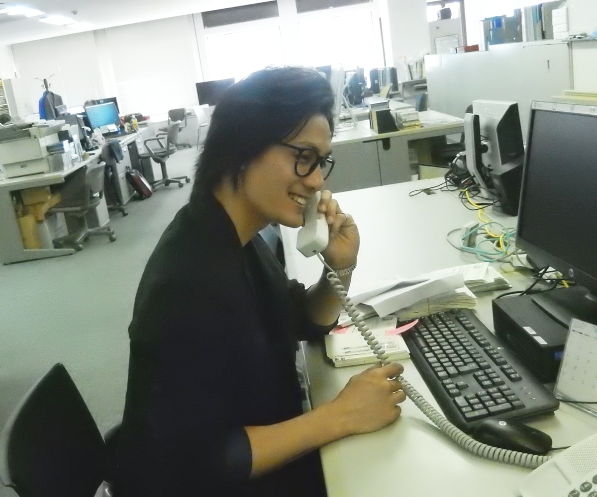 ファンに電話をかける加藤和樹。