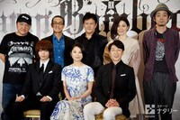 「2016年劇団☆新感線夏秋興行 SHINKANSEN☆RX『Vamp Bamboo Burn～ヴァン・バン・バーン～』」製作発表より。後列左から、いのうえひでのり、粟根まこと、橋本じゅん、高田聖子、宮藤官九郎。前列左から、中村倫也、小池栄子、篠井英介。