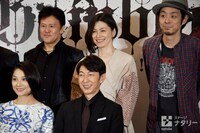 後列左から、橋本じゅん、高田聖子、宮藤官九郎。前列左から、小池栄子、篠井英介。