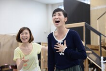 アンサンブルキャストと歌うイライザ役の真飛聖。