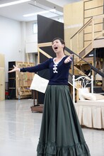 「じっとしていられない」を歌い上げる真飛聖。