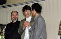 握手を交わす佐々木蔵之介（中央）と北村有起哉（右）を笑顔で見守る森新太郎（左）。