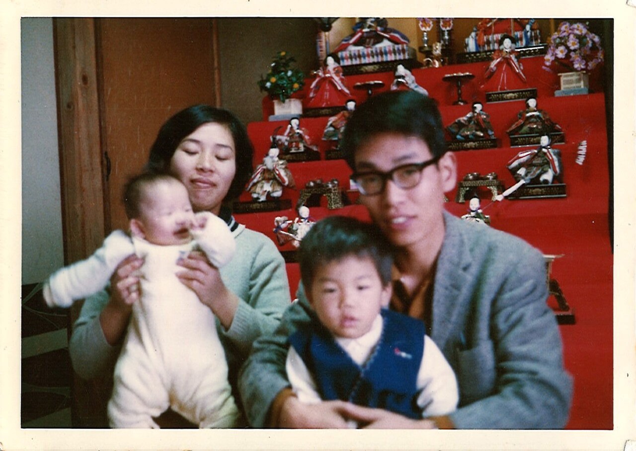 フィジカルシアターカンパニーGERO「家族という名のゲーム」より。