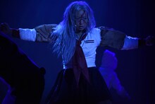 「ダンガンロンパ THE STAGE～希望の学園と絶望の高校生～2016」公開ゲネプロより。山崎静代演じる大神さくら。