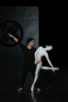 左から、柄本弾、奈良春夏。（撮影：Kiyonori Hasegawa）