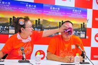 「妖精の里～命の架け橋」記者会見の様子。左から宮川花子、宮川大助。