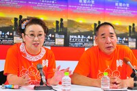 「妖精の里～命の架け橋」記者会見の様子。左から宮川花子、宮川大助。