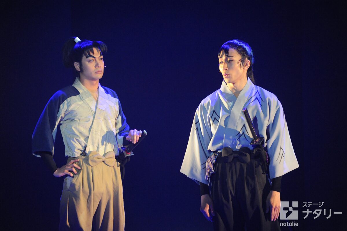 左から海老澤健次演じる潮江文次郎、鐘ヶ江洸演じる立花仙蔵。 - 「忍 