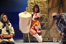 真佐夫演じる半子さん。