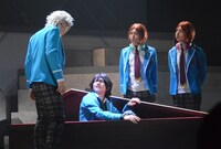 「あんさんぶるスターズ！オン・ステージ」ゲネプロより、軽音部の部室で朔間零が棺桶から出てくるシーン。