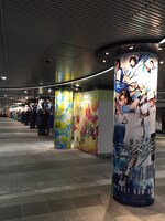 渋谷駅にて展開中の「ミュージカル『テニスの王子様』3rdシーズン 青学（せいがく）vs氷帝」柱巻広告。