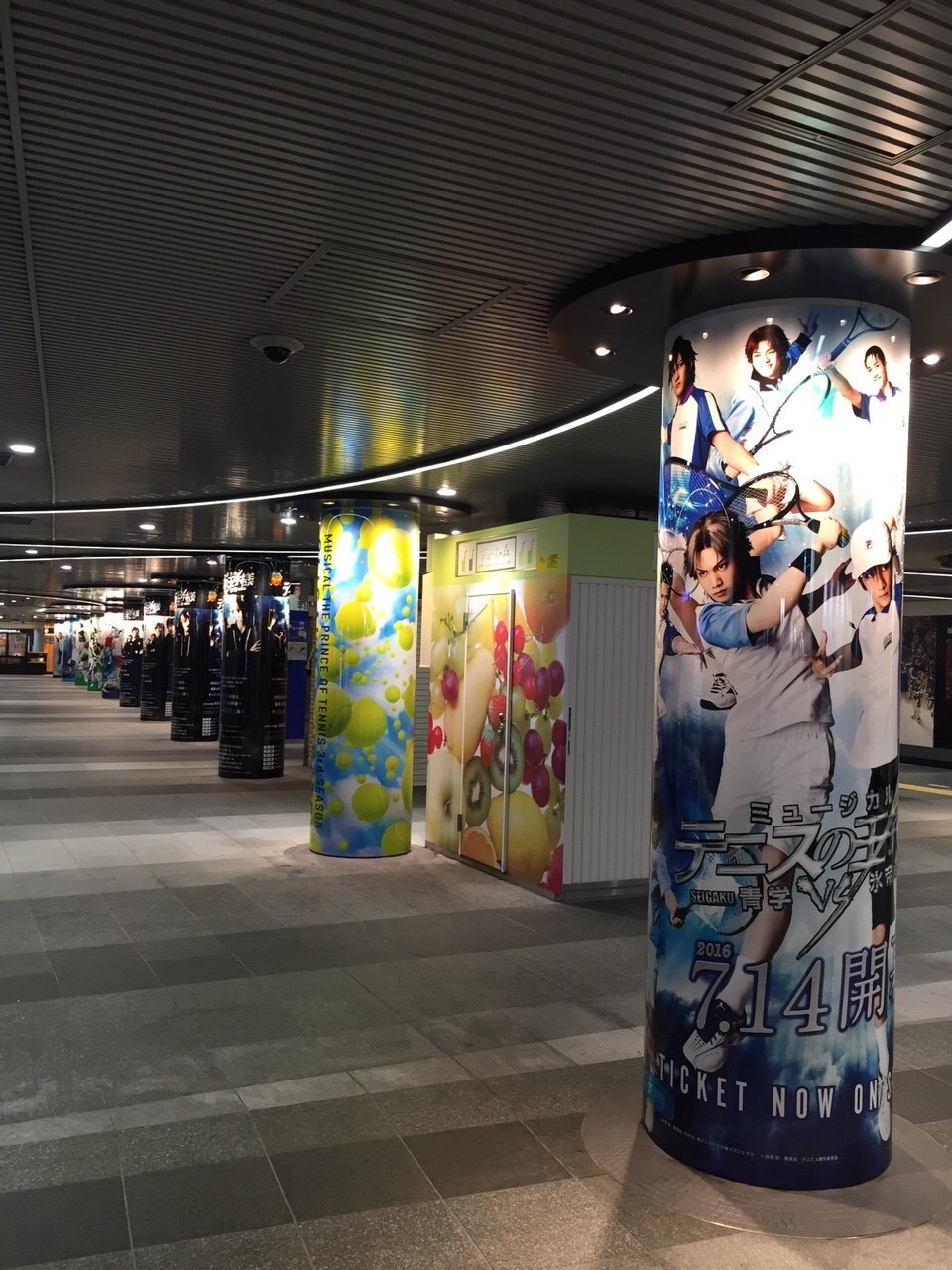 渋谷駅にて展開中の「ミュージカル『テニスの王子様』3rdシーズン 青学（せいがく）vs氷帝」柱巻広告。