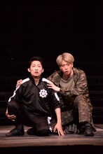 左から、石田明演じる坂本龍馬、早乙女友貴演じる岡田以蔵。