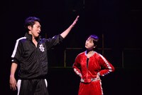 左から、石田明演じる坂本龍馬、松井玲奈演じる沖田総司。