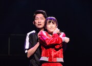 「つかこうへい七回忌特別公演 『新・幕末純情伝』」より、左から、石田明演じる坂本龍馬、松井玲奈演じる沖田総司。