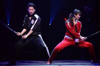 左から、石田明演じる坂本龍馬、松井玲奈演じる沖田総司。