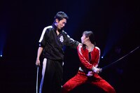 左から、石田明演じる坂本龍馬、松井玲奈演じる沖田総司。