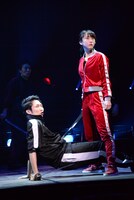 左から、石田明演じる坂本龍馬、松井玲奈演じる沖田総司。