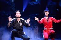 左から、石田明演じる坂本龍馬、松井玲奈演じる沖田総司。