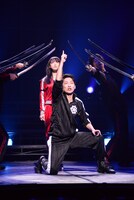 左から、松井玲奈演じる沖田総司、石田明演じる坂本龍馬。