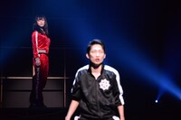 左から、松井玲奈演じる沖田総司、石田明演じる坂本龍馬。