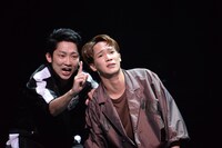 左から、石田明演じる坂本龍馬、味方良介演じる桂小五郎。