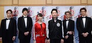 「つかこうへい七回忌特別公演 『新・幕末純情伝』」フォトセッションの様子。左から、味方良介、細貝圭、松井玲奈、石田明、早乙女友貴、荒井敦史。