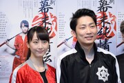 左から、松井玲奈、石田明。